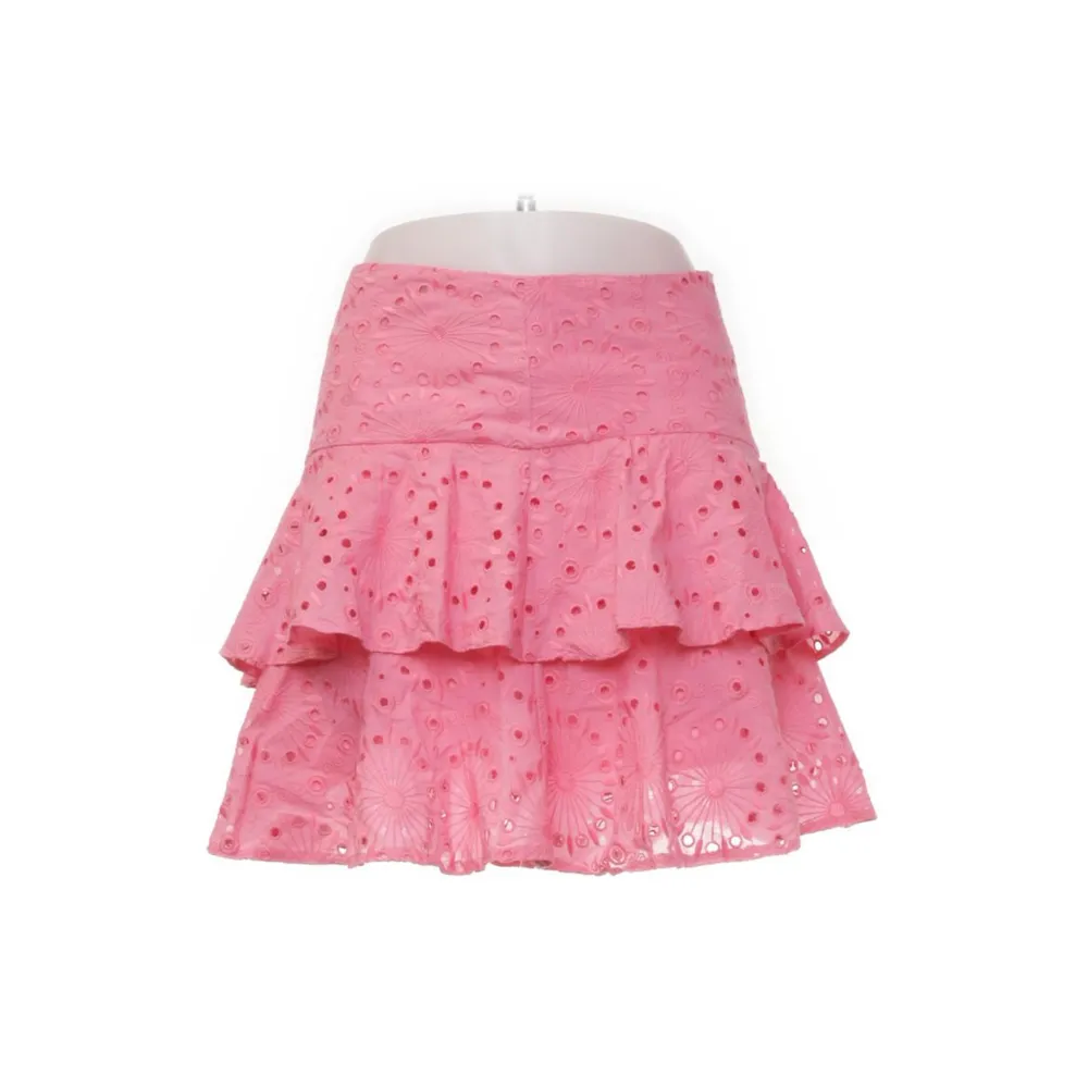 Cerise rosa kjol med broderi. Från början i storlek m, men är insydd i midjan så passar som en S. . Kjolar.