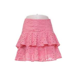 Cerise rosa kjol med broderi. Från början i storlek m, men är insydd i midjan så passar som en S. 