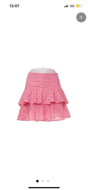 Kjol med broderi  - Cerise rosa kjol med broderi. Från början i storlek m, men är insydd i midjan så passar som en S. 