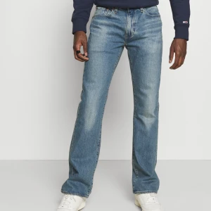 Levi’s Straight Leg Jeans - Raka byxor i gott skick. Använda ett fåtal gånger