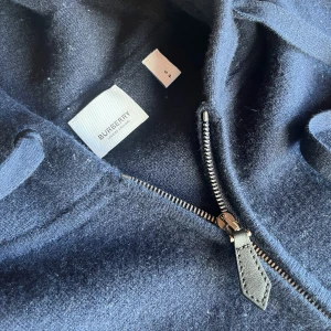 burberry cashmere zip hoodie - Mycket bra Skick använd bra ett fåtal gånger 9/10 ny pris 12000kr Material: 95% cashmere, 1% elastane, 4% polyamide. Storlek S men väldigt oversize jag på bilden är 184 cm.