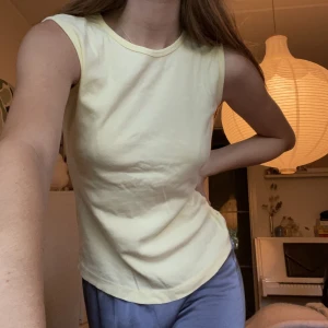 Gul topp - Ljusgul söt topp. Storlek L men passform som en S.