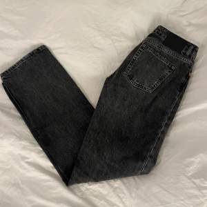 Zara midwaist straight jeans som knappt är använda pga vuxit ur💕💕Köp 2 för 500 på jeansen jag säljer!!