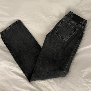 Zara jeans - Zara midwaist straight jeans som knappt är använda pga vuxit ur💕💕Köp 2 för 500 på jeansen jag säljer!!