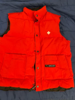 canada goose väst - säljer min canada goose väst som är använd några gånger.  storlek XL men passar M   800 eller bud