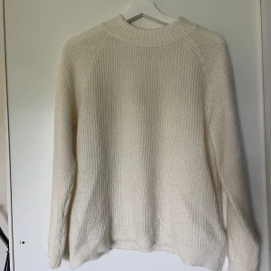 Stickad vit tröja - Stickad vit tröja från Chiquelle, one size men passar en S/M. Bra skick, inte använd många gånger. 