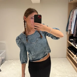 Jeans blus  - Knappt använd jeans tröja från Lindex. Jag är 170cm och väger 68kg! 🤗 DM vid intresse eller frågor! 