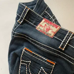 Säljer mina true religion jeans, De är i strlk S/M. Skitsnygga balla jeans som går att styla en tråkig outfit till en skitsnygg. Säljer för ungefär 400-500 pris kan diskuteras. Kan både mötas i Göteborg och frakta😊 skriv priv för mer info 