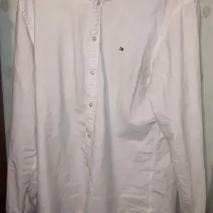 Vit Tommy Hilfiger skjorta i storlek M men passar nog på vem som, den är inte använd mycket alls, fraktas!  Pris kan diskuteras!