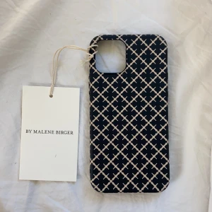By malene Birger skal - Säljer detta helt nya skalet då det inte passade min telefon, jag har en iPhone 11 och det var ungefär 1cm för litet på höjden och bredden. Pris kan diskuteras vid snabb affär❗️