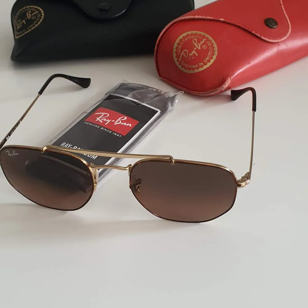 Super fina äkta Ray ban solglasögon. Solglasögon kommer i original fodral + en extra originellt fodral i röd färg. Som ni kan se på bilderna är den röda fodralet lite sliten på kanterna men förutom det är allt annat i bra skick.  . Accessoarer.