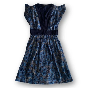 Blå mönstrad klänning  - Blå blommig klänning   Rök och djurfritt hem 