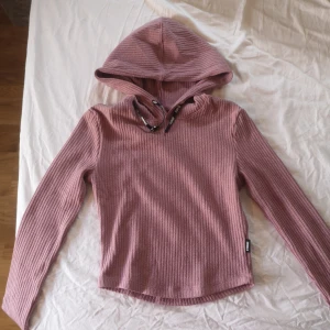 Stronger Crop Top - Crop top träningströja från märket Stronger 