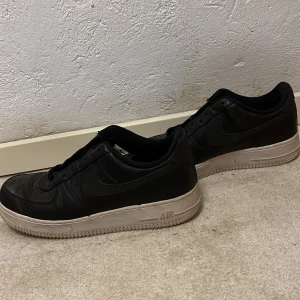 Nike air force svarta - Nike air force svarta i storlek 42. Använda men i bra skick.   SKOSNÖRENA FINNS! (Behövde tvätta de, men de följer såklart med).