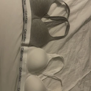 Calvin klein  - Den vita finns endast kvar, aldrig använd och är i bra skick 💗 Ni får jätte gärna skriva om ni vill sänka priset så kan vi nog lösa