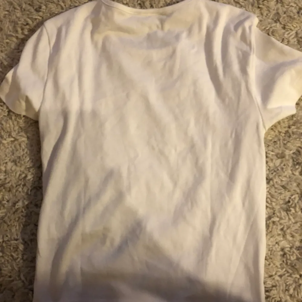 Aldrig använd nyskick vit basictröja helt ny (jag säljer en likadan i brun färg) storlek xs . T-shirts.