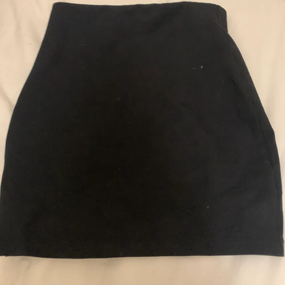 Jag säljer min super snygga svarta tighta kjol från Cubus som inte längre kommer till användning! Den är i jätte bra skick och super fin och använda som topp också . Kjolar.
