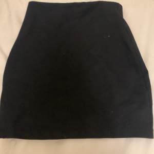 Jag säljer min super snygga svarta tighta kjol från Cubus som inte längre kommer till användning! Den är i jätte bra skick och super fin och använda som topp också 