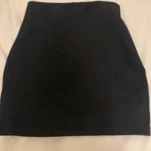 Jag säljer min super snygga svarta tighta kjol från Cubus som inte längre kommer till användning! Den är i jätte bra skick och super fin och använda som topp också 