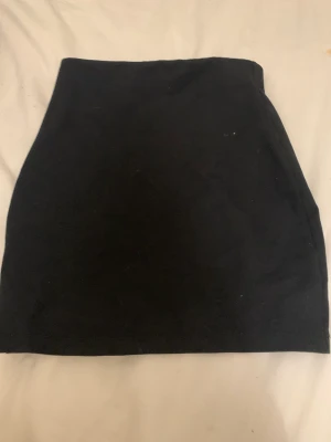 Svart kort kjol - Jag säljer min super snygga svarta tighta kjol från Cubus som inte längre kommer till användning! Den är i jätte bra skick och super fin och använda som topp också 