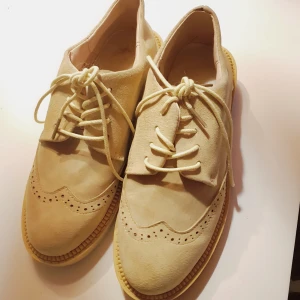 gula brogues - Varsamt använda, bra skick 