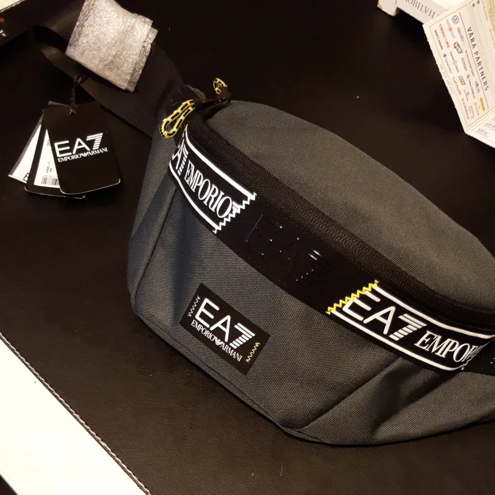 Säljer en helt ny EA7 väska har lappen och scancoden kvar. Den kom inte till användning därför säjer jag den.. Väskor.
