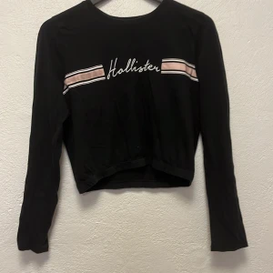 Långärmad tröja  - Tunnare långärmad tröja. Lite missfärgad på de rosa detaljerna men annars i bra skick. 