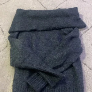 Off shoulder tröja  - Säljer min off shoulder tröja från hm❤️ knappt använd 