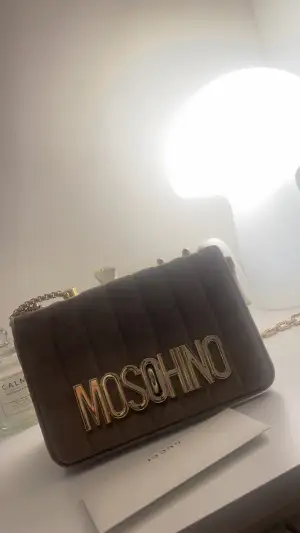 Moschino väska i beige/guld  Oanvänd men inget kvitto då den var en present, därav priset 