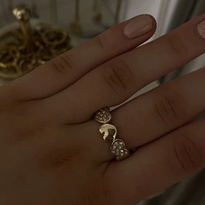 Ring  - Säljer denna ring med hjärtan på som är skjutsterbar. Helt oanvänd. Skriv för fler bilder och vid intresse. 