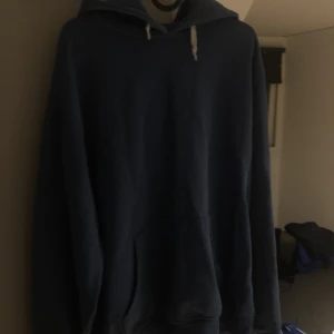 Blå hoodie - Köpt på carlings, bra skick. Str L.