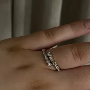 Säljer denna ring helt oanvänd. Skriv för fler bilder och vid intresse.🤍