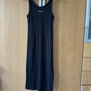 Lång klänning  - Jätte fin långklänning med slits på sidan Calvin Klein, är i storlek xs men skulle nog säga att den passar s och storlek m också
