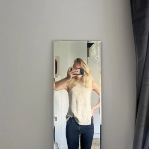 beige stickad tröja utan armar - supersnygg beige stickad tröja / topp som är sleeveless 🫶🫶 märket är jacqueline de yong🤩
