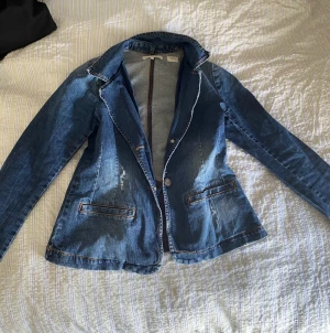 Jeansjacka🩵 - En blå vacker jeansjacka i storlek s/xs🩵 