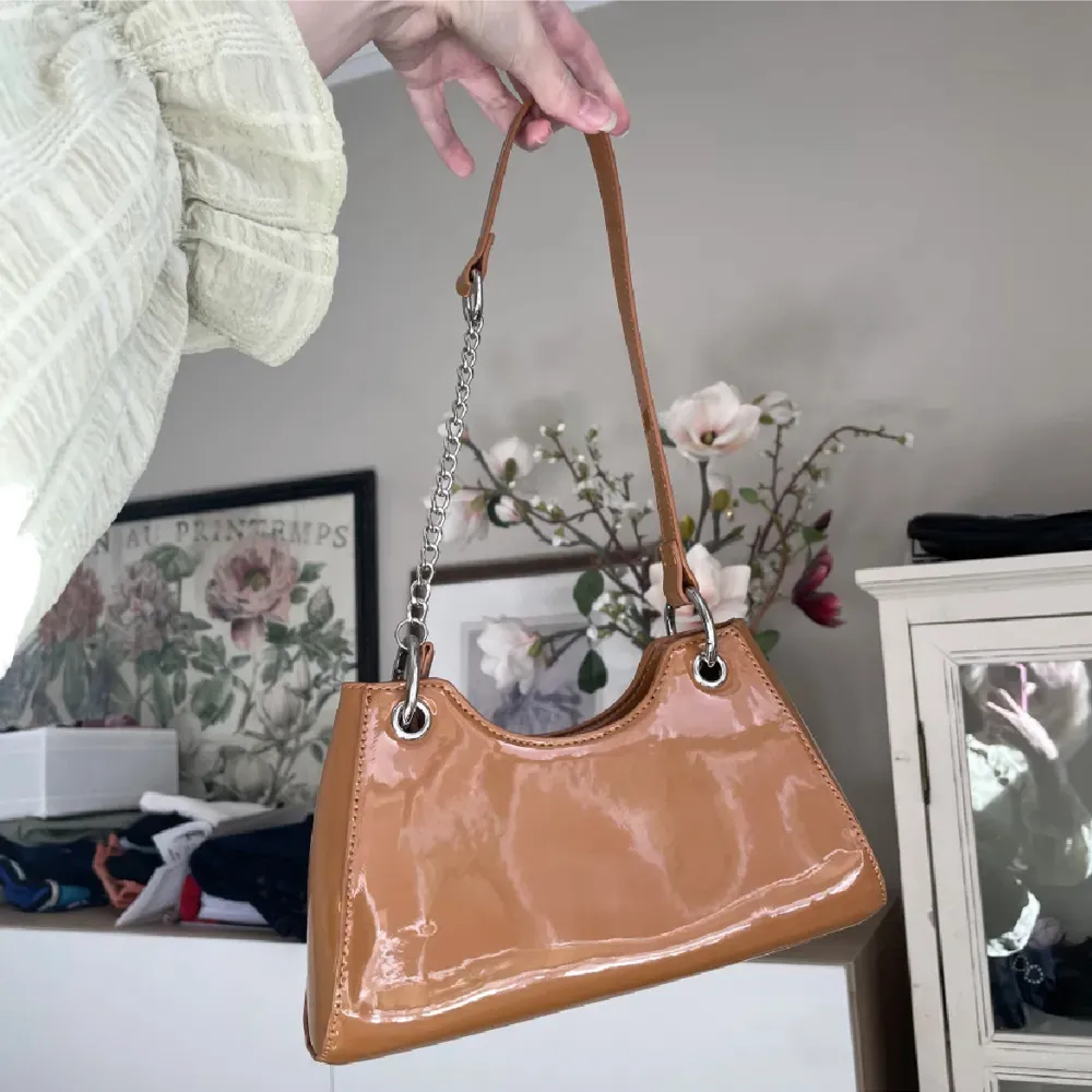 Liten glansig brun handväska. Aldrig använd 💕. Väskor.