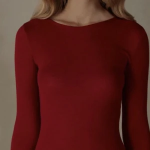 röd intimissimi tröja - den är helt nyskick har knappt använt den något kom privat för fler bilder