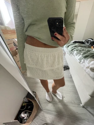 Vit volang kjol - Jättesöt vit volang kjol ❣️ Nästintill helt oanvänd!!