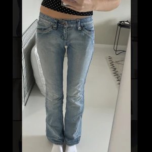 Lågmidjade jeans - Så snygga lågmidjade jeans som tyvärr är stora för mig🌷midjemåttet är 76cm och innerbenslängden ca 82cm😍😍