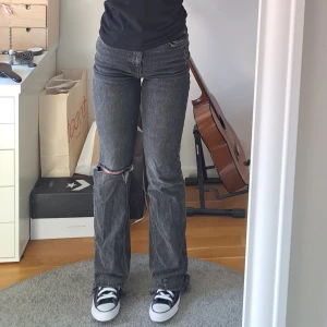 Snygga bootcut jeans - Ett par super snygga jeans från gina som inte kommer till användning längre. Har ett litet hål under gylfen som knappt syns och går att sy igen (se bild 3). Ny pris 500kr, kontakta vid intresse💕😊