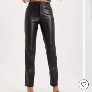 Skinbyxor från Nelly - Säljer mina skinnbyxor från Nelly, i nyskick då dom endast är använda 1 gång. Storlek 38 :) Ord pris 499 Mitt pris 250 