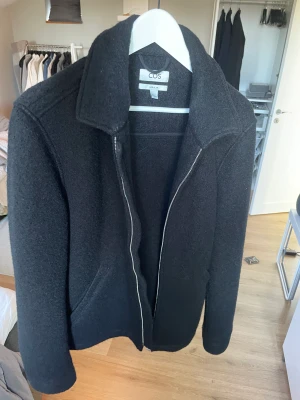 Cos Ull jacka  - Jacka från COS, perfekt nu när hösten och vintern börjar närma sig