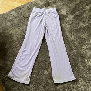 Lila mysbyxor! - De är mysiga lila mysbyxor som är perfekta till att titta på film med familjen/vänner. Jag älskade dom här men behöver nu sälja de för jag fick ett par nya! 💜🌟