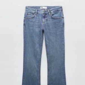 Zara ZW bootcut låg midja jeans - Säljer mina Zara ZW bootcut låg midja jeans, ny skick!💞 storlek 36 men passar 34