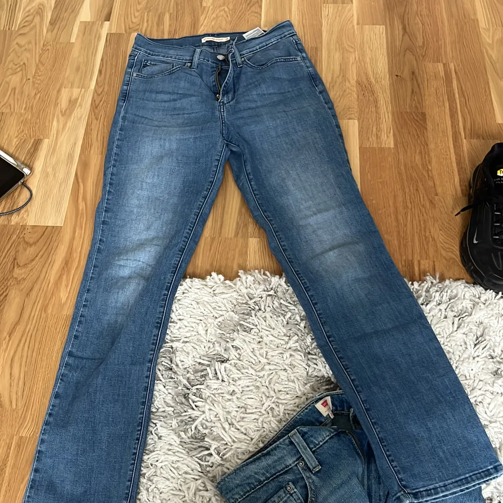 Hej! Jag säljer mina straight/ skinny fitted jeans från Levi’S i storleken 28 (EU 36). Jeans & Byxor.