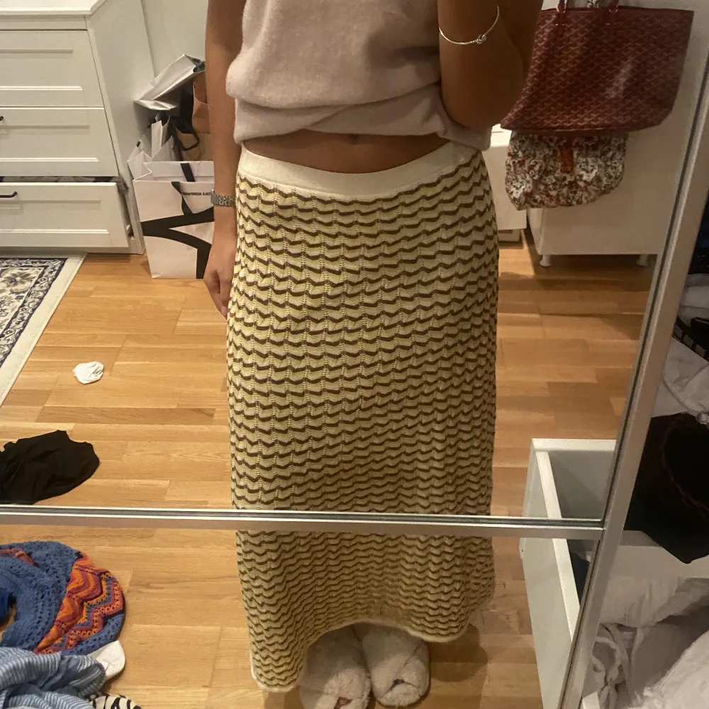 En underbart fin lång kjol ifrån Zara med missoni inspirerat mönster. Väldigt fint skick. . Kjolar.