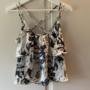 Topp - Superfin topp, använd 1 gång så i nyskick. 