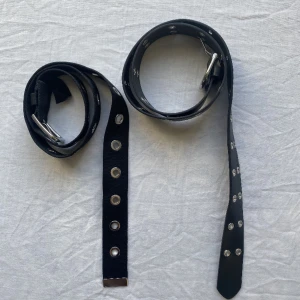 Bälten  - Två bälten, det ena i tyg och det andra i skinn och två hål på rad istället för en. Går att köpa separat för 30 kr eller tillsammans för 60 :)