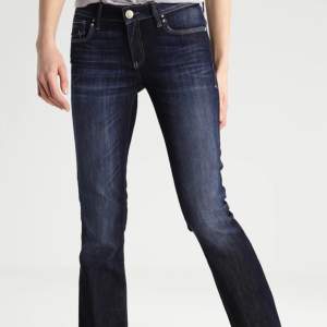 Använda jeans som är helt oskadda och så snygga. Älskar dessa men dem är tyvärr för tajta för mig! Pris går att diskuteras