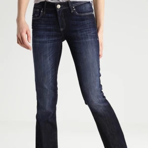 Botcut jeans,bella jeans strl 29x32 - Använda jeans som är helt oskadda och så snygga. Älskar dessa men dem är tyvärr för tajta för mig! Pris går att diskuteras
